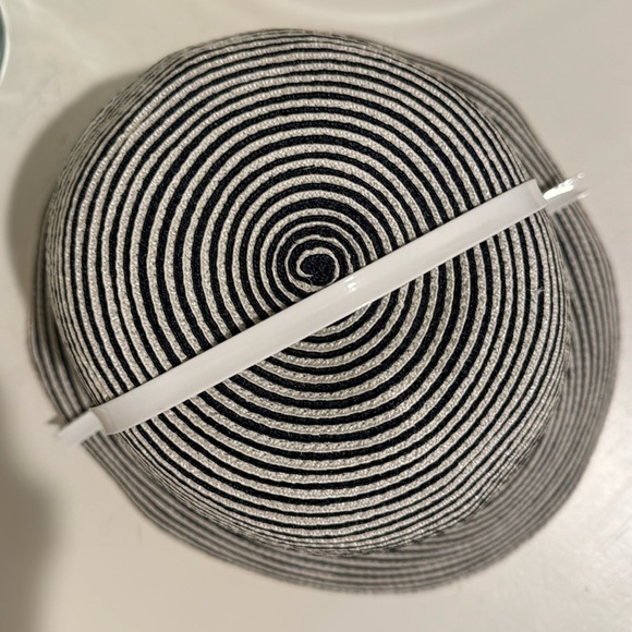 Vintage Mr.John Pace-Setters navy and white stripe straw hat with white patent - Picture 7 of 7